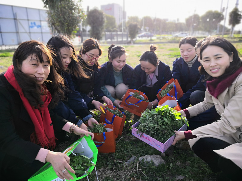 公司工會開展慶“三八女神節(jié)”女職工“挖野菜、包餛飩”活動